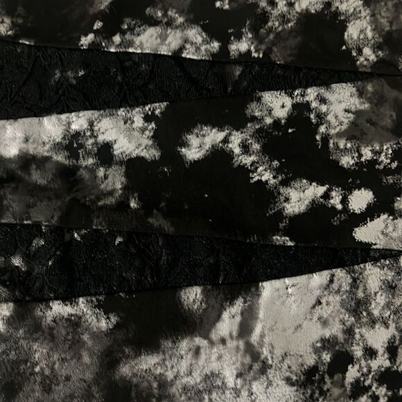 3 FOR $15 🙌🏼 Wet seal sexy medium mini skirt gray white print black lace inserts - Picture 4 of 8